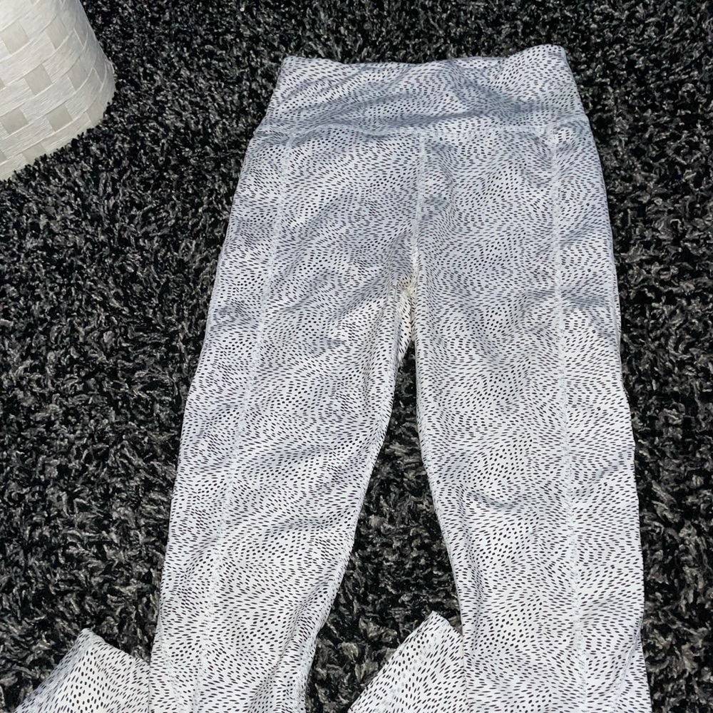 Super cute leggings never worn squat proof